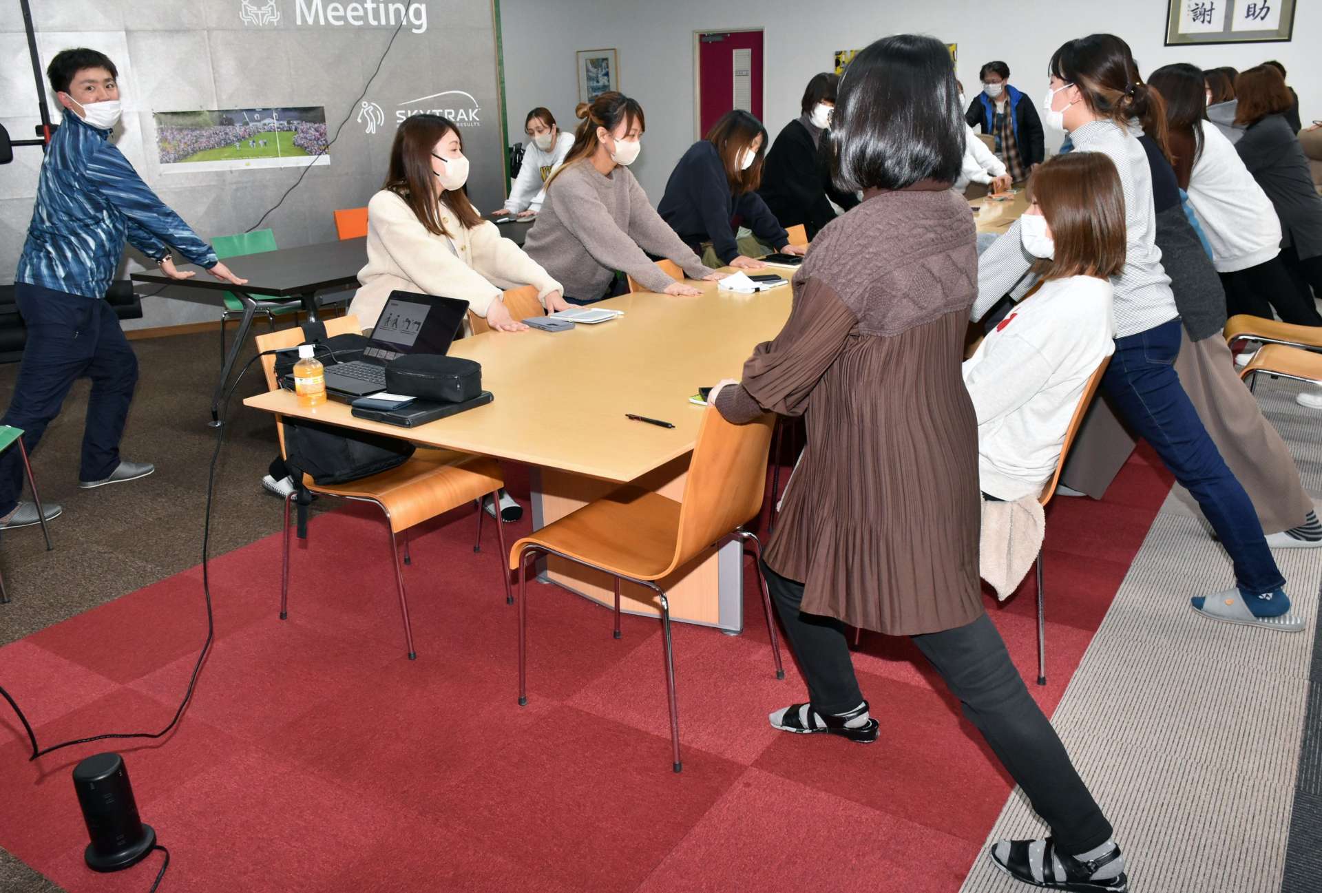 腰痛予防のストレッチを学ぶリプサ従業員＝伊佐市大口目丸