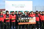 農畜産物を贈り、選手を激励するＪＡ県中央会の有馬浩一郎常務理事（右から４番目）＝６日、鹿児島市のユニータ
