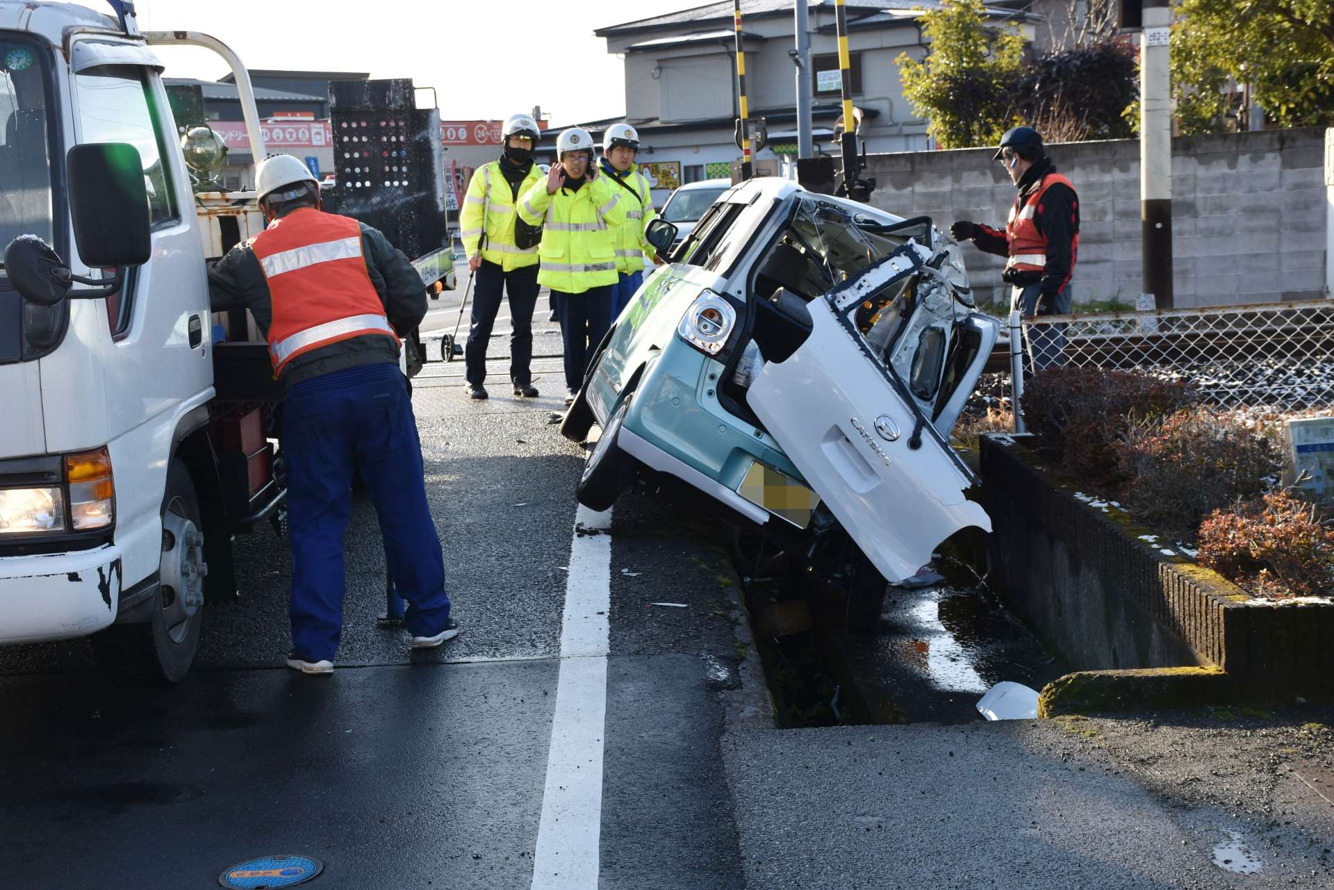 列車と衝突し後方部が大破した車＝姶良市東餅田の十日町踏切付近（画像は一部加工してあります）
