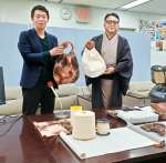 大島紬の伝統技術を使って開発した製品を説明する瀧井和篤さん（左）と大瀬輝也さん＝６日、鹿児島県庁