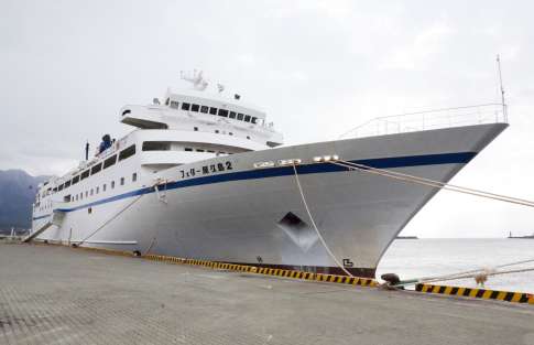 エンジン機器のトラブルで昨年１０月から欠航が続くフェリー屋久島２＝鹿児島市本港区南ふ頭