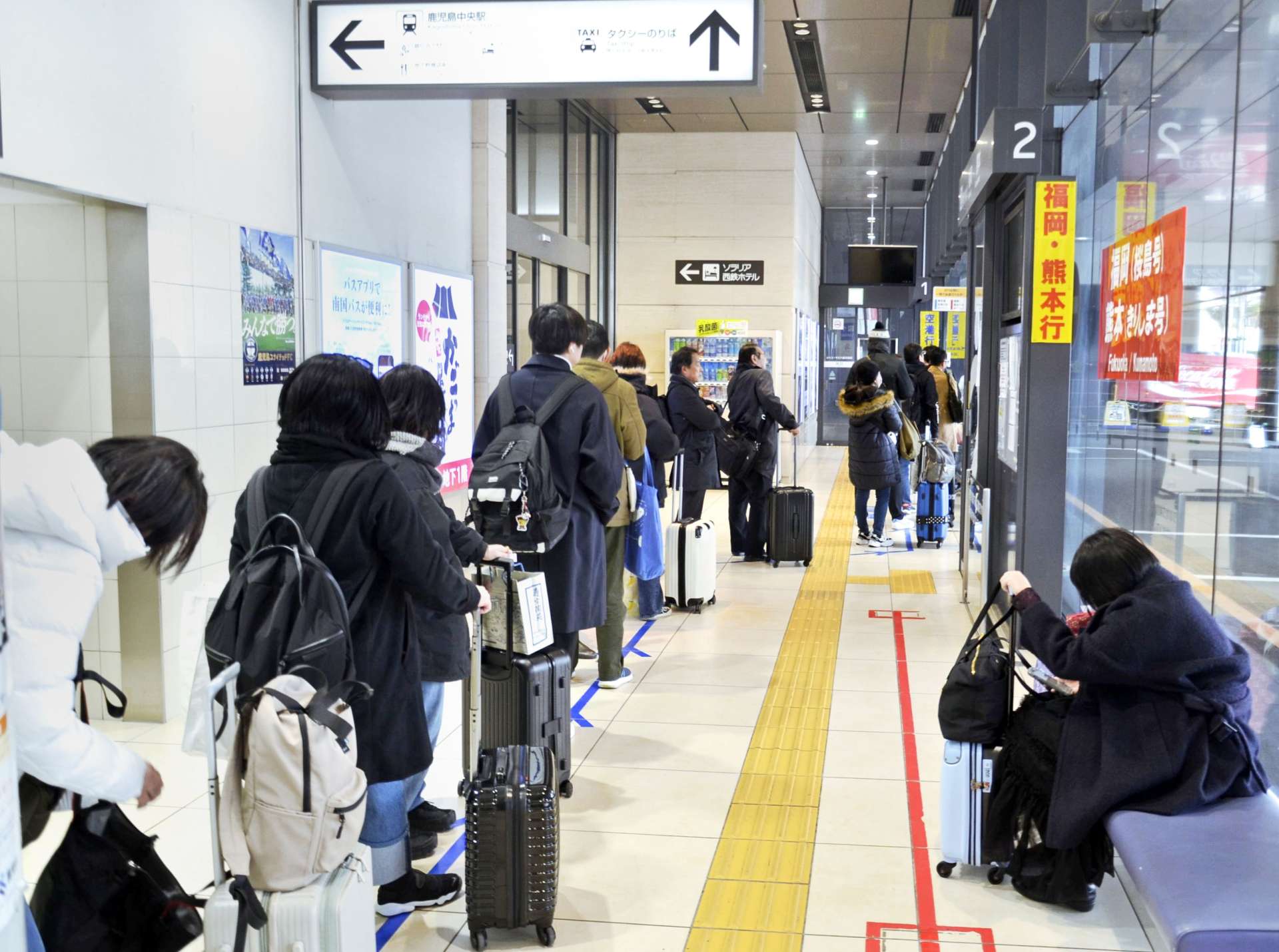 減便の影響で、乗り場に長い列を作る鹿児島空港連絡バスの乗客＝６日午後３時１０分ごろ、鹿児島市中央町の南国交通バスターミナル