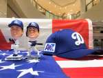会場で販売する米大リーグ、ドジャースの大谷翔平選手のバブルヘッド（首振り）人形とキャップ
