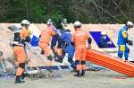 ２０２３年度の県原子力防災訓練。能登半島地震を受け、倒壊家屋からの救助訓練を取り入れた＝２４年２月、薩摩川内市