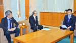 新総合体育館の整備推進を要望する鹿児島市商店街連盟の有馬勝正会長（中央）ら＝６日、県庁