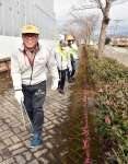 県下一周駅伝コース沿いでごみ拾いをする民生委員ら＝７日、伊佐市大口里