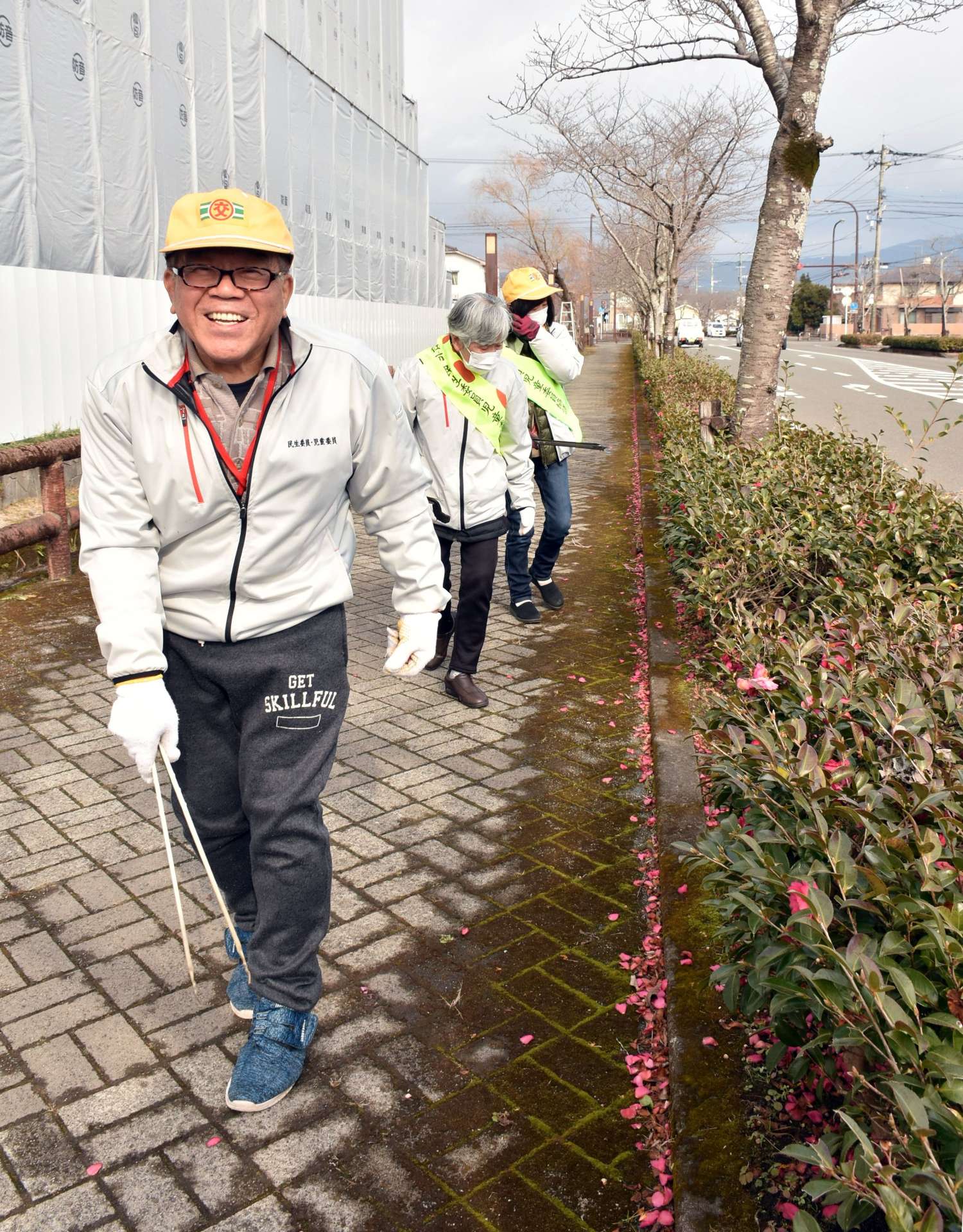 県下一周駅伝コース沿いでごみ拾いをする民生委員ら＝７日、伊佐市大口里
