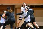 素早く攻守を入れ替えながら動きを確認するレブナイズの選手＝県体育館
