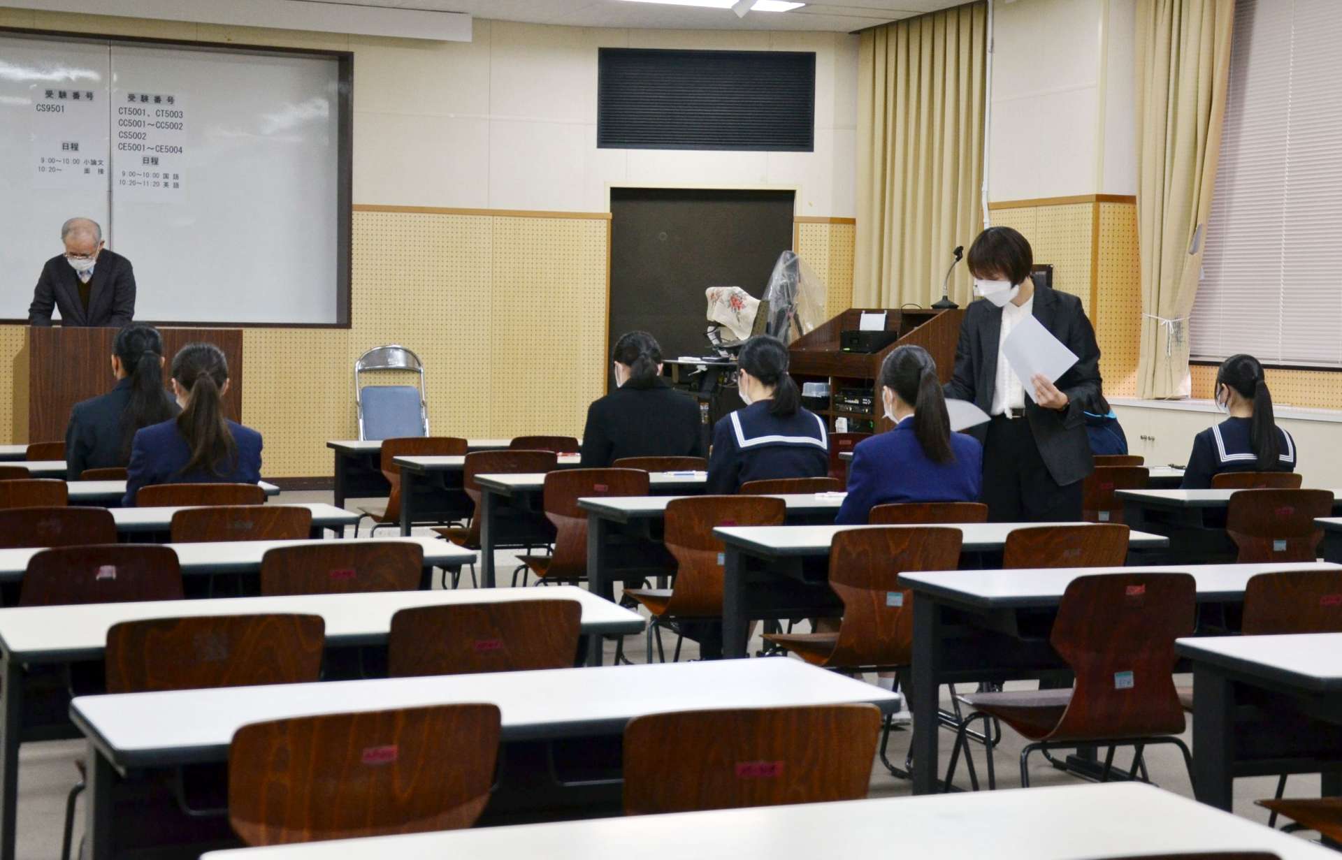 筆記試験に臨む受験生＝７日午前、鹿児島市の鹿児島純心女子短期大学