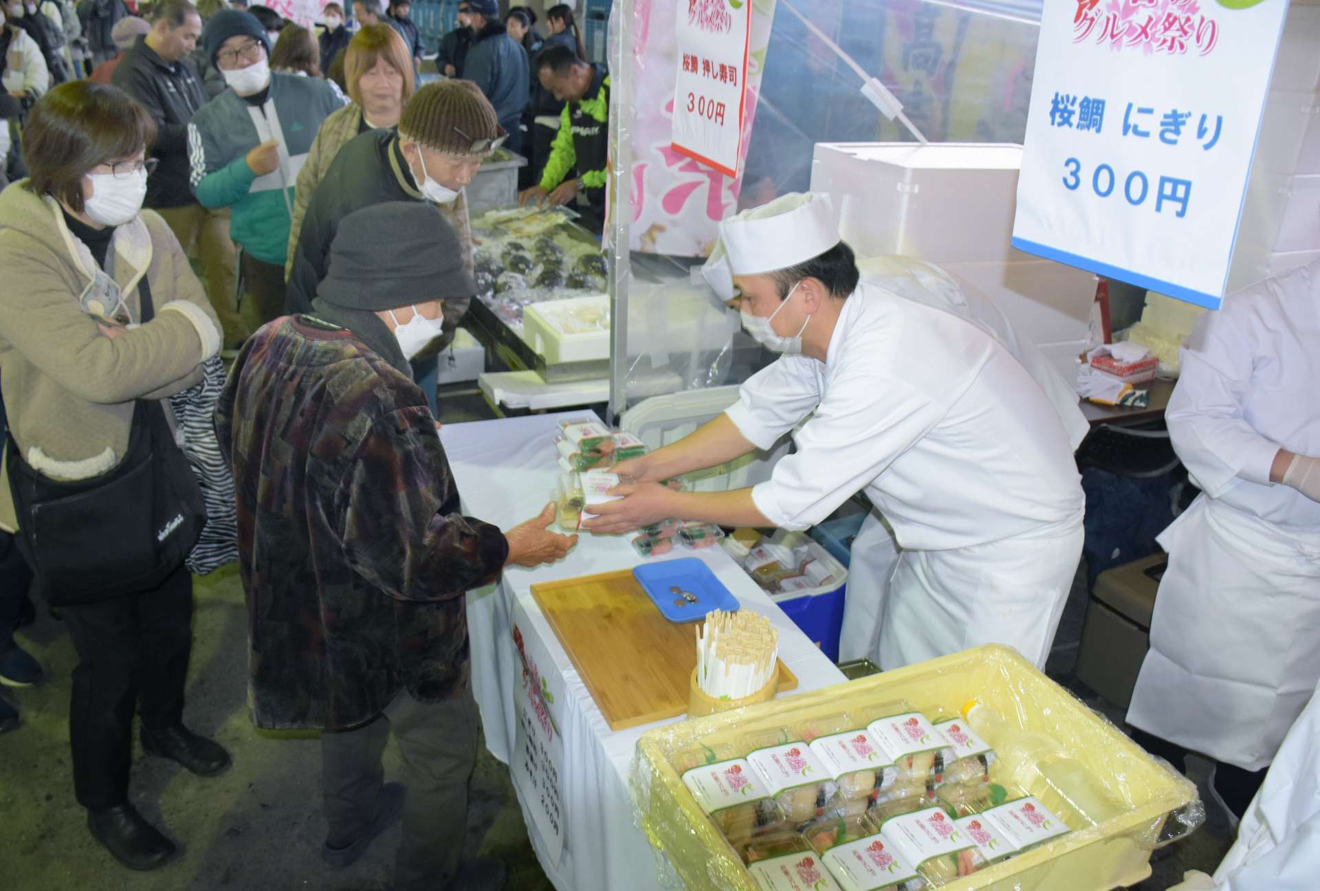 旬の食材を使った料理を求めて列をつくる来場者＝指宿市の山川町漁協水揚げ場