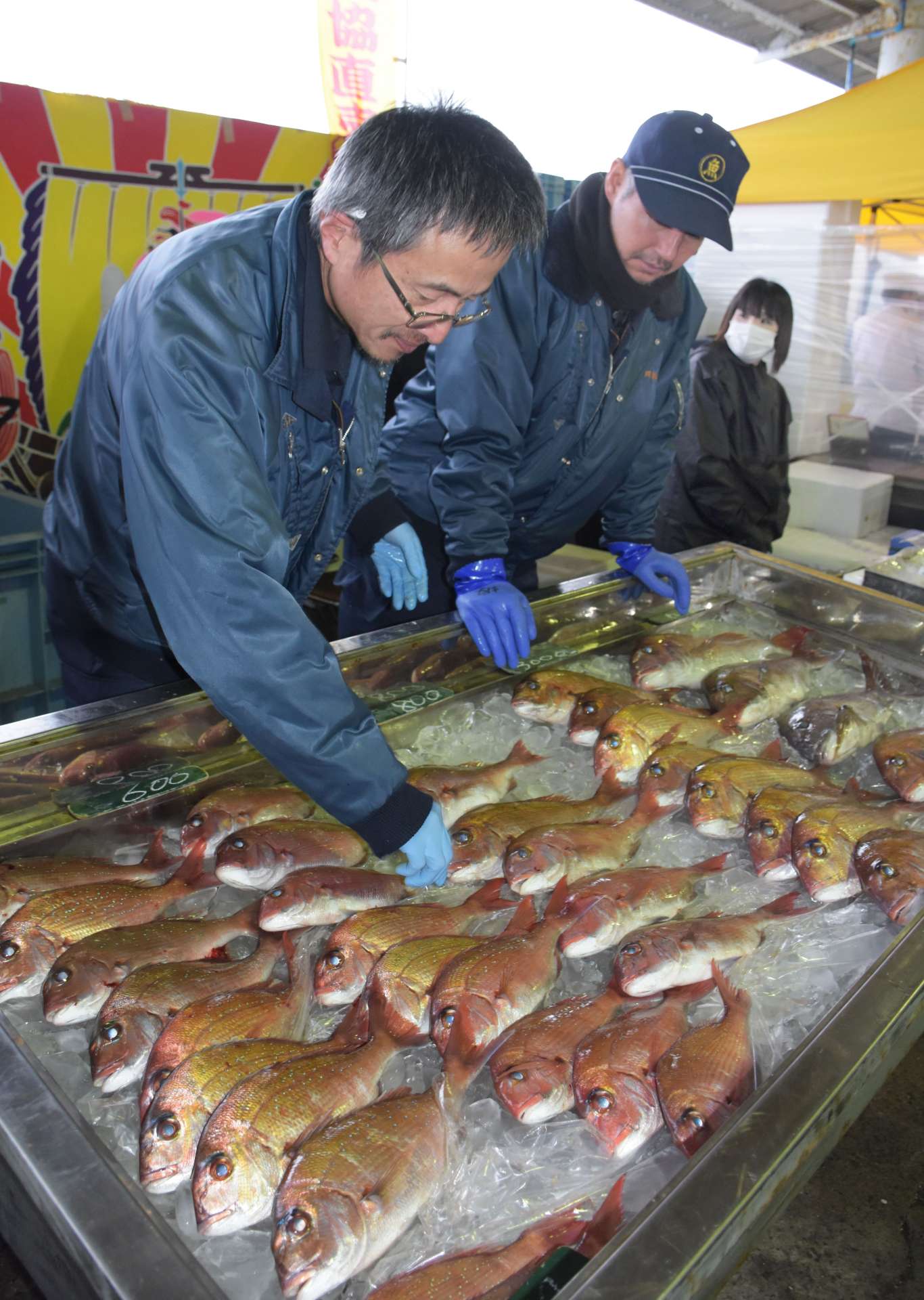 キックオフイベントで販売された鮮魚や地元の野菜＝指宿市の山川町漁協水揚げ場