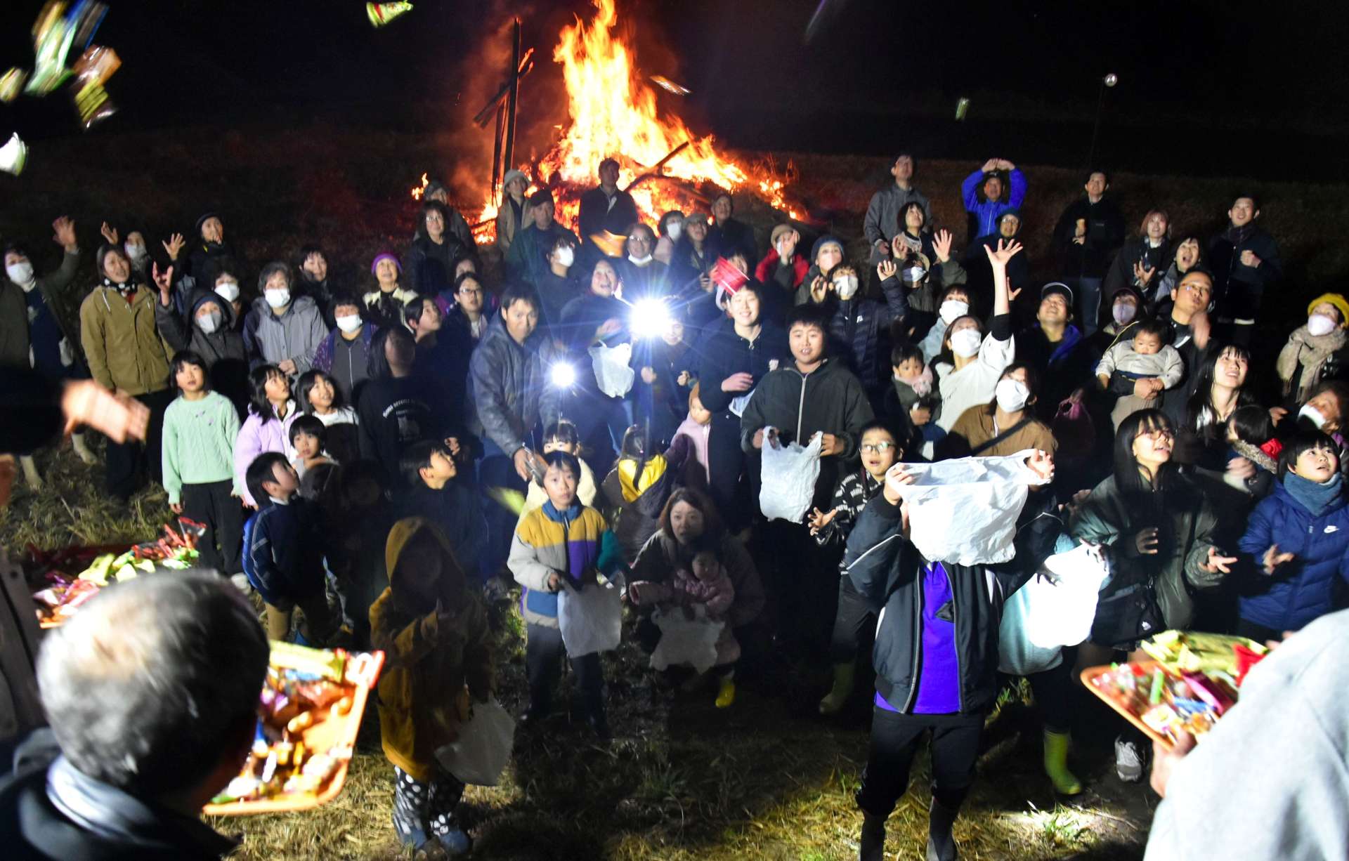 鬼火たきや豆まきを楽しむ鶴園集落の住民ら＝錦江町田代