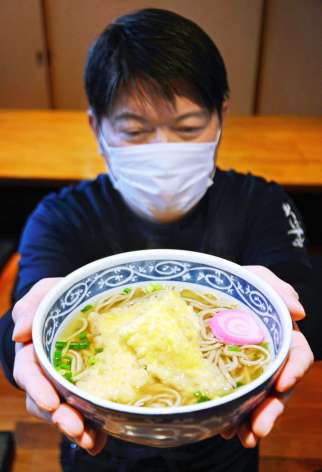 「そば喜」で提供する「たけのこ天ぷら蕎麦」＝７日、さつま町山崎
