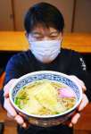 「そば喜」で提供する「たけのこ天ぷら蕎麦」＝７日、さつま町山崎