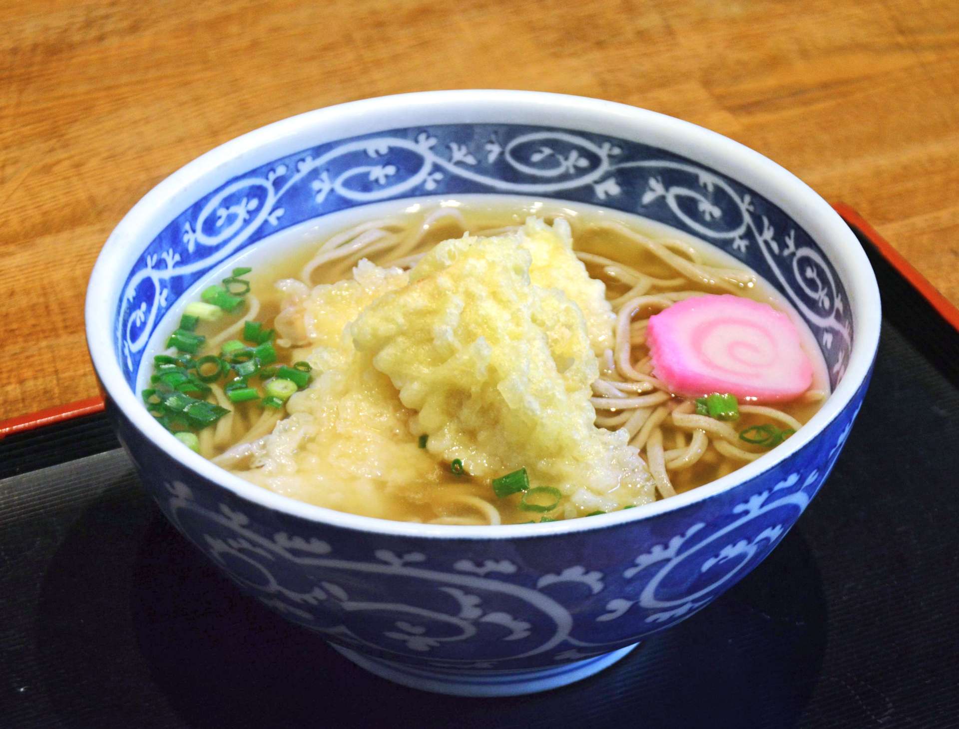 「そば喜」で提供する「たけのこ天ぷら蕎麦」＝７日、さつま町山崎