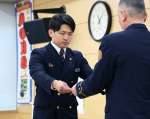 最優秀賞に選ばれた白石雄大消防士（左）＝６日、薩摩川内市消防局