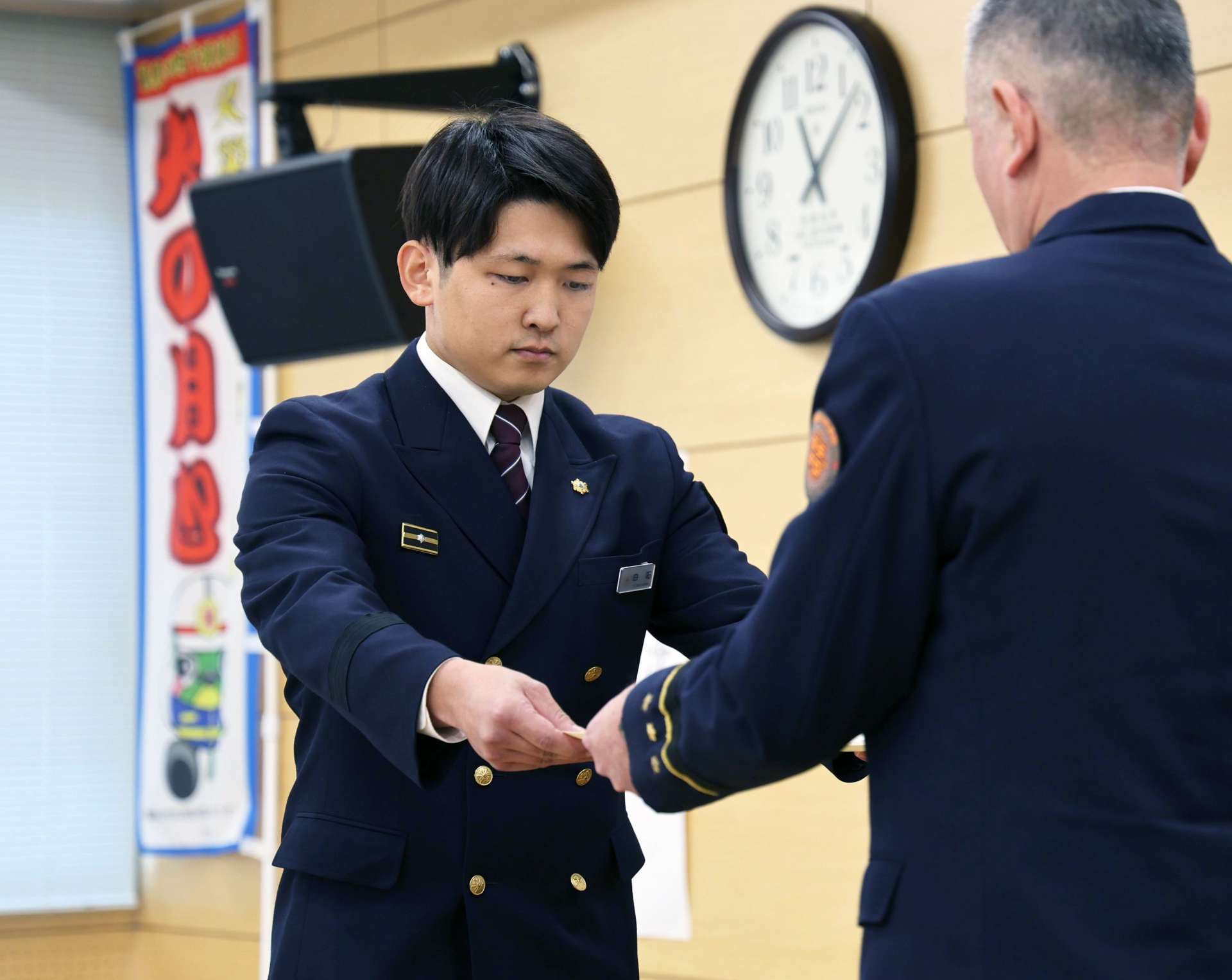 最優秀賞に選ばれた白石雄大消防士（左）＝６日、薩摩川内市消防局