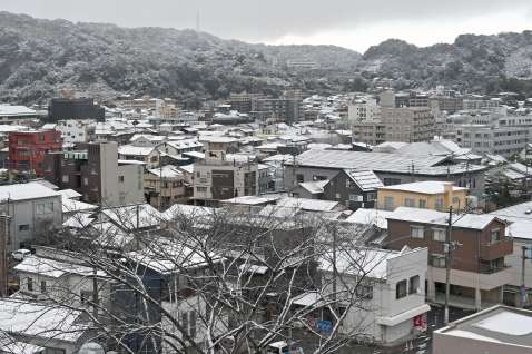 〈関連〉市街地まで降り積もった雪＝５日午前９時２３分、鹿児島市上竜尾町