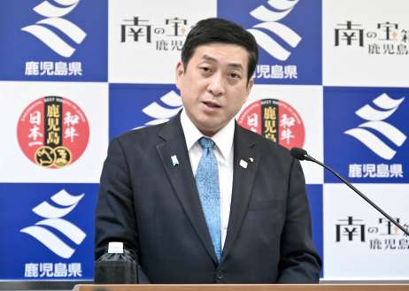 ２０２５年度当初予算案を説明する塩田康一知事＝７日、県庁