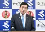 ２０２５年度当初予算案を説明する塩田康一知事＝７日、県庁