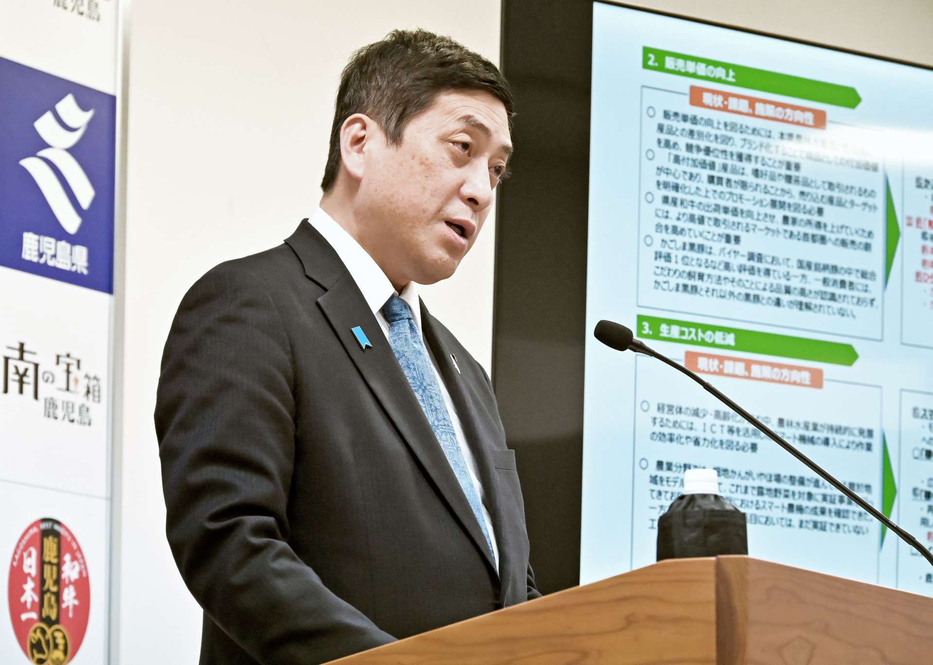 ２０２５年度一般会計当初予算案を説明する塩田康一知事＝７日、県庁