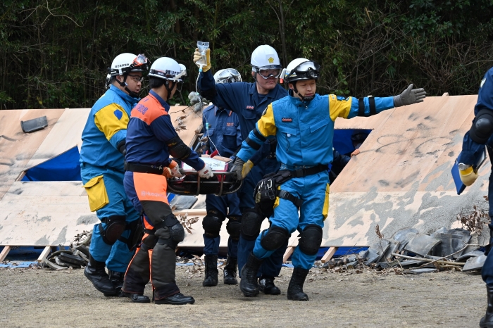 〈別カット〉２０２３年度の県原子力防災訓練。能登半島地震を受け、倒壊家屋からの救助訓練を取り入れた＝２４年２月、薩摩川内市