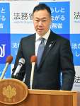 再審制度の法整備について法制審議会への諮問を表明する鈴木馨祐法相＝７日、法務省