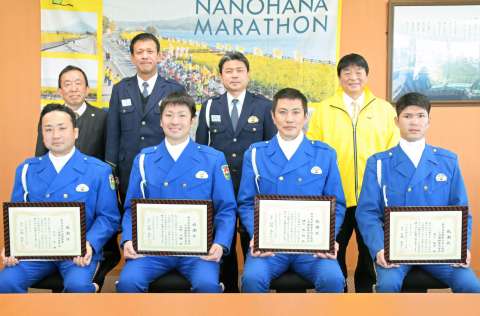 いぶすき菜の花マラソンで人命救助に貢献した交通機動隊員ら＝６日、指宿市役所