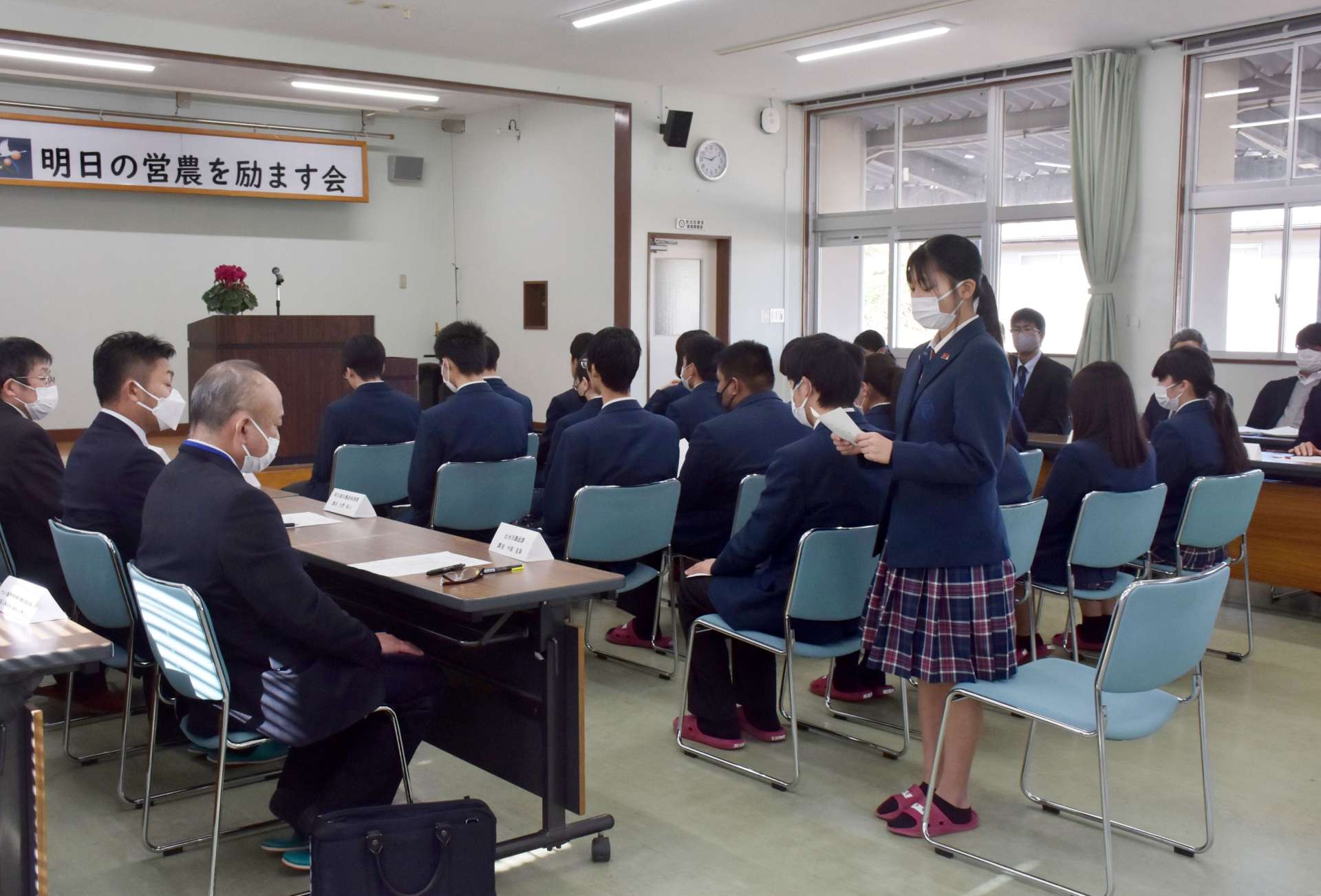 「明日の営農を励ます会」で抱負や夢を語る生徒たち＝阿久根市の鶴翔高校