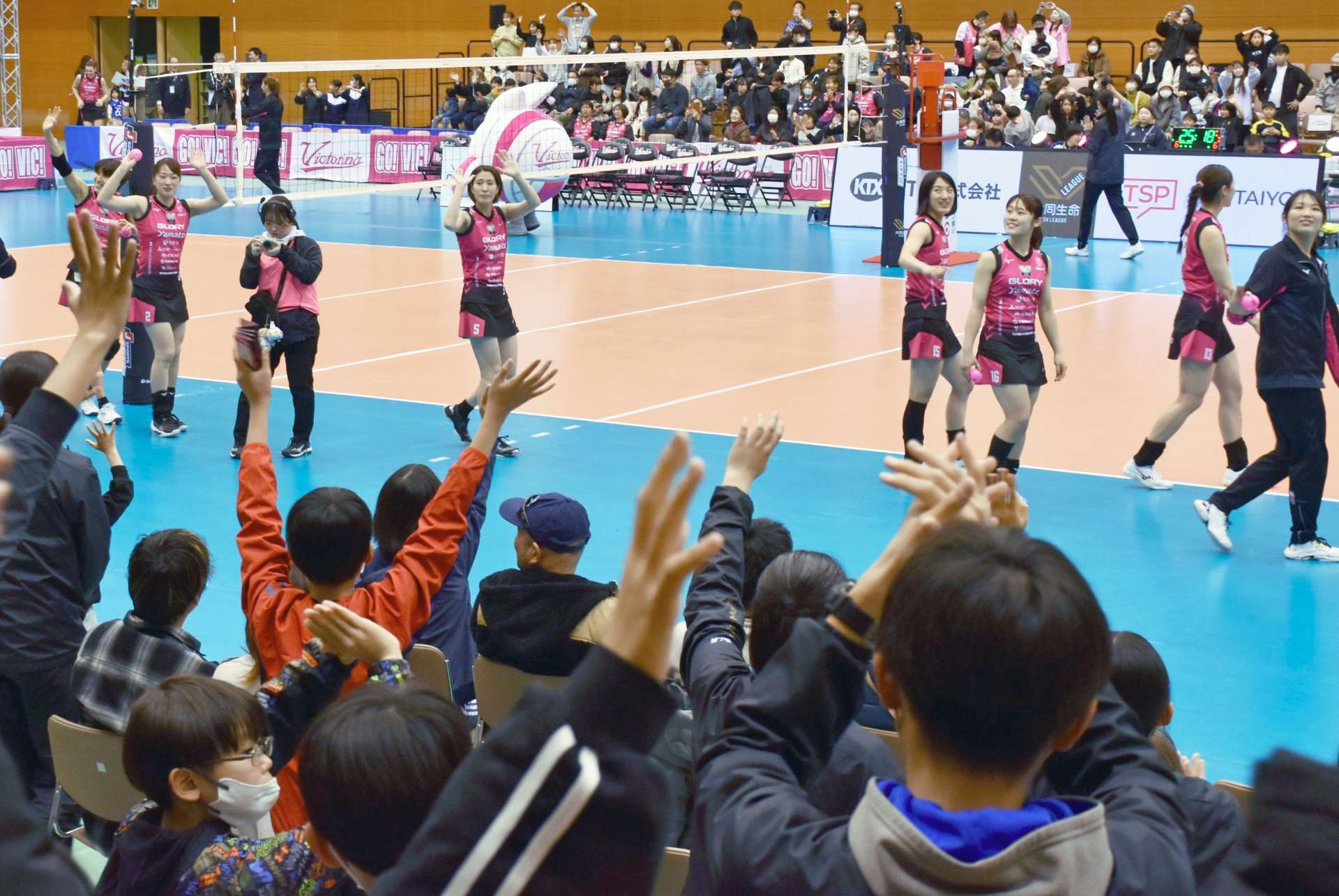 試合終了後、選手に声をかける観客と、手を振って応えるヴィクトリーナ姫路の選手ら＝薩摩川内市のサンアリーナせんだい