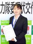 協力隊員の委嘱状を受け取った阿多凪砂さん＝曽於市役所