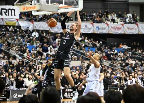 第１クオーター、レブナイズのハームスがダンクシュートを決める＝鹿児島市の西原商会アリーナ