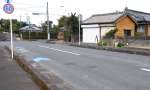 事故があった県道＝８日午後、鹿屋市浜田町