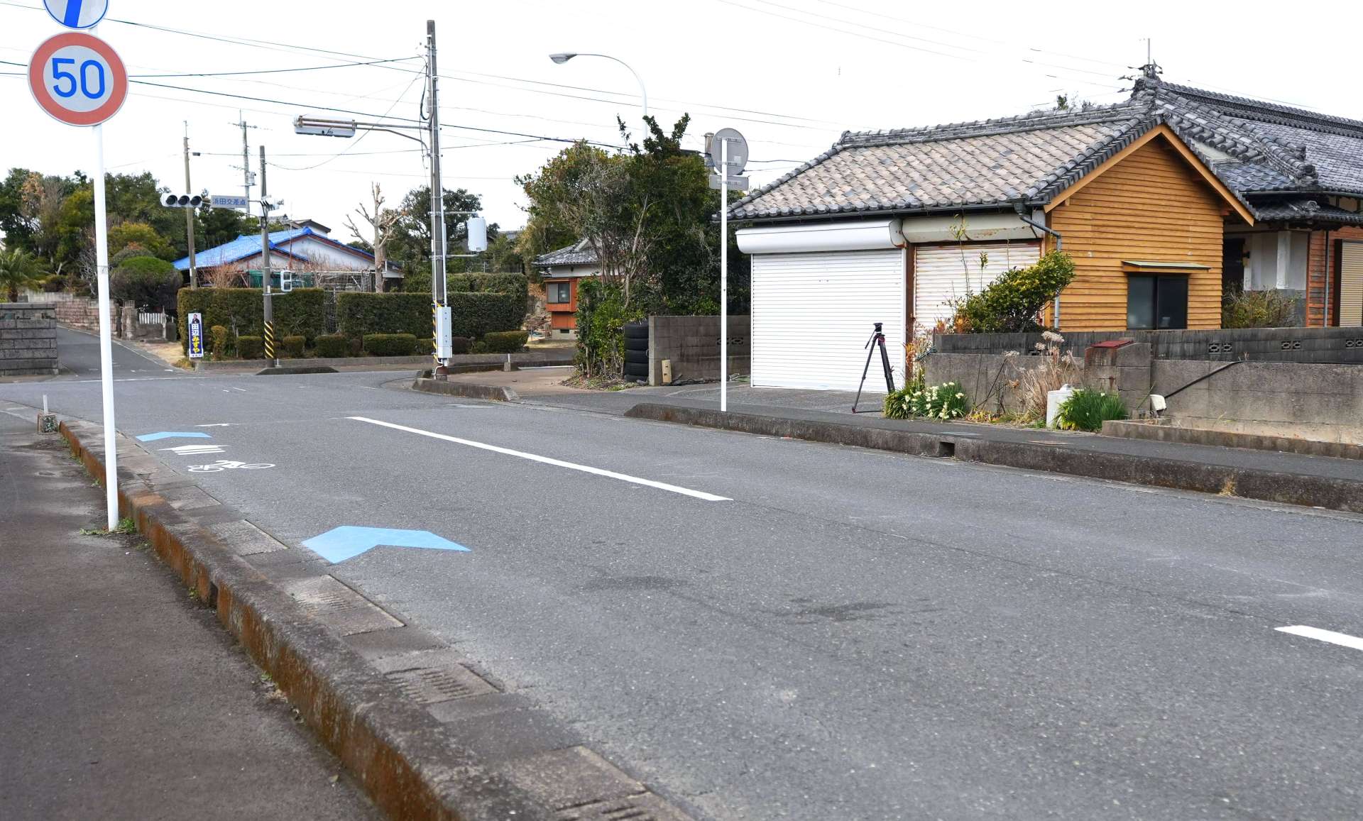 事故があった県道＝８日午後、鹿屋市浜田町
