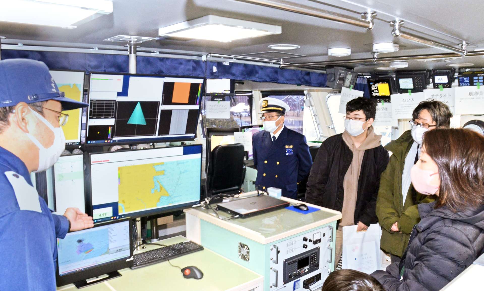 「さくらひびき」の性能を参加者に説明する海上保安官（左）＝鹿児島市の鹿児島港本港区