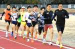 最終選考会に挑む選手たち＝出水市のマルマエスタジアム出水