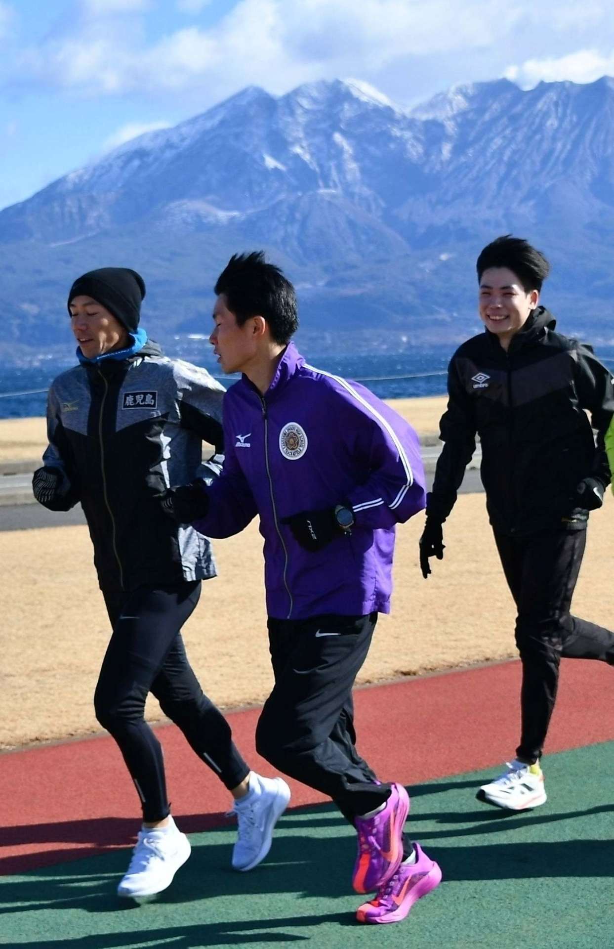 リラックスして走る鹿児島チームの選手＝マリンポートかごしま