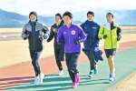グループに分かれ練習する鹿児島の選手＝マリンポートかごしま