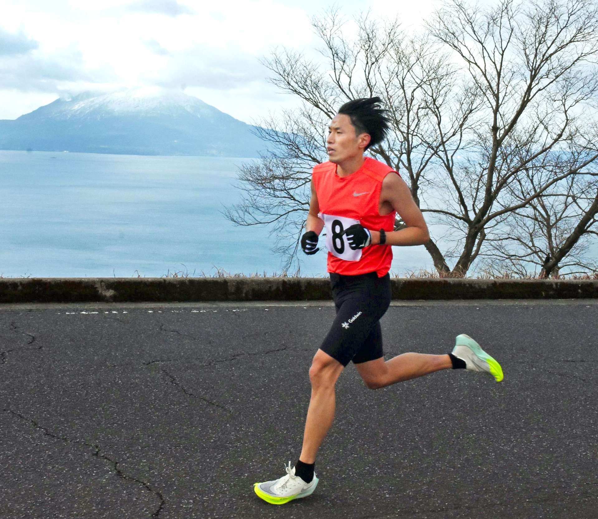 姶良チームの登録選手を決める最終選考会＝８日、霧島市国分の上野原縄文の森周辺