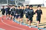 姶良チームの登録選手がペース走に取り組む＝霧島市国分の京セラグラウンド