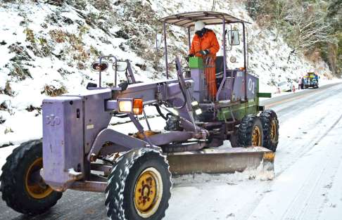 除雪作業が進められる国道３２８号紫尾峠＝８日、さつま町平川