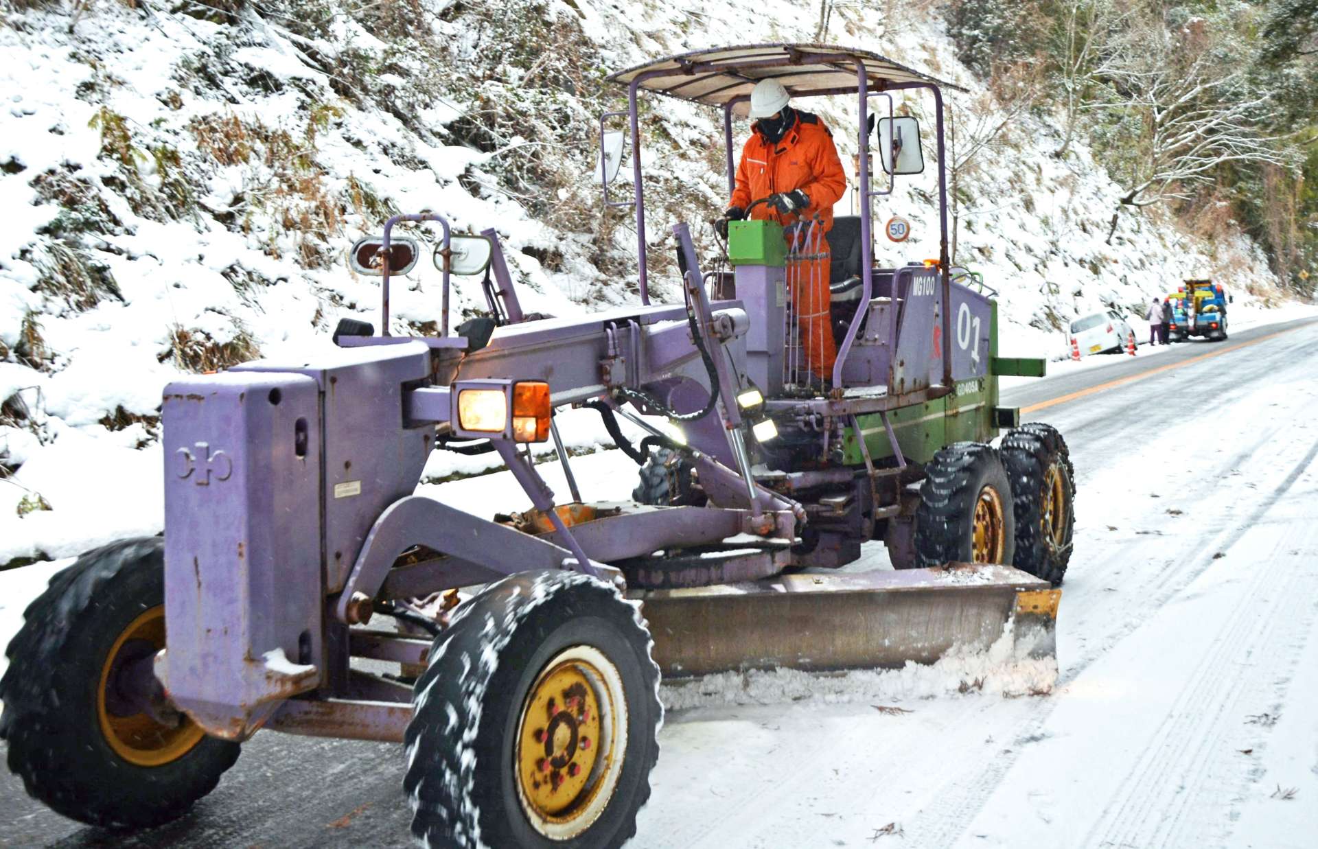 除雪作業が進められる国道３２８号紫尾峠＝８日、さつま町平川