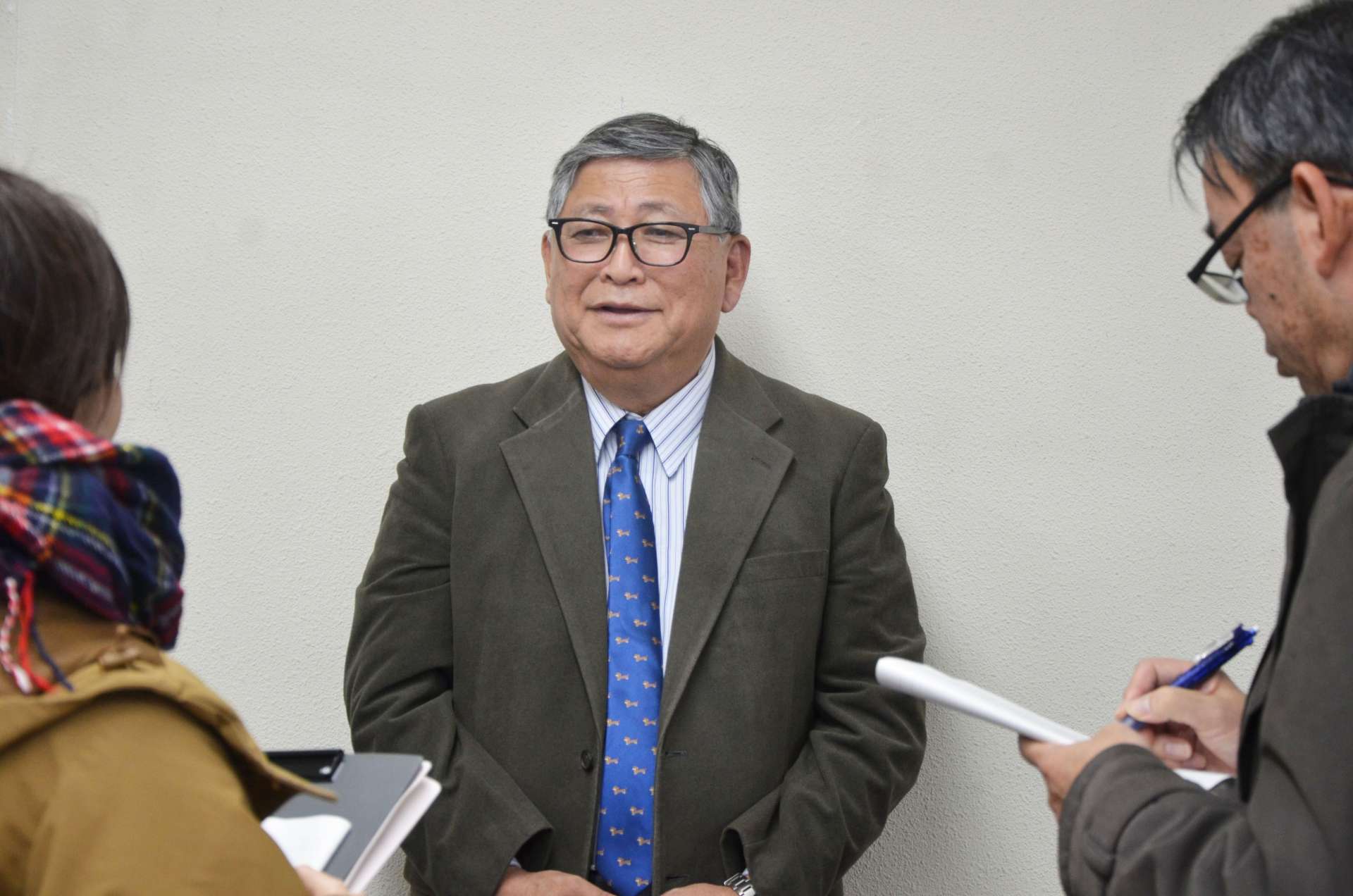 ５者会議の会合後、国民民主党県連の対応を説明する三反園輝男代表代行＝８日、鹿児島市の連合鹿児島