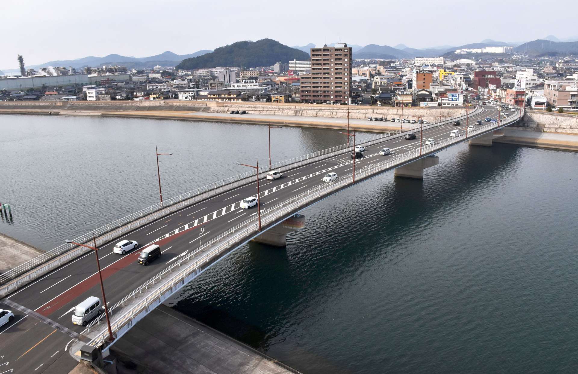 大小路側（奥）と向田側を結ぶ６代目太平橋＝薩摩川内市向田本町