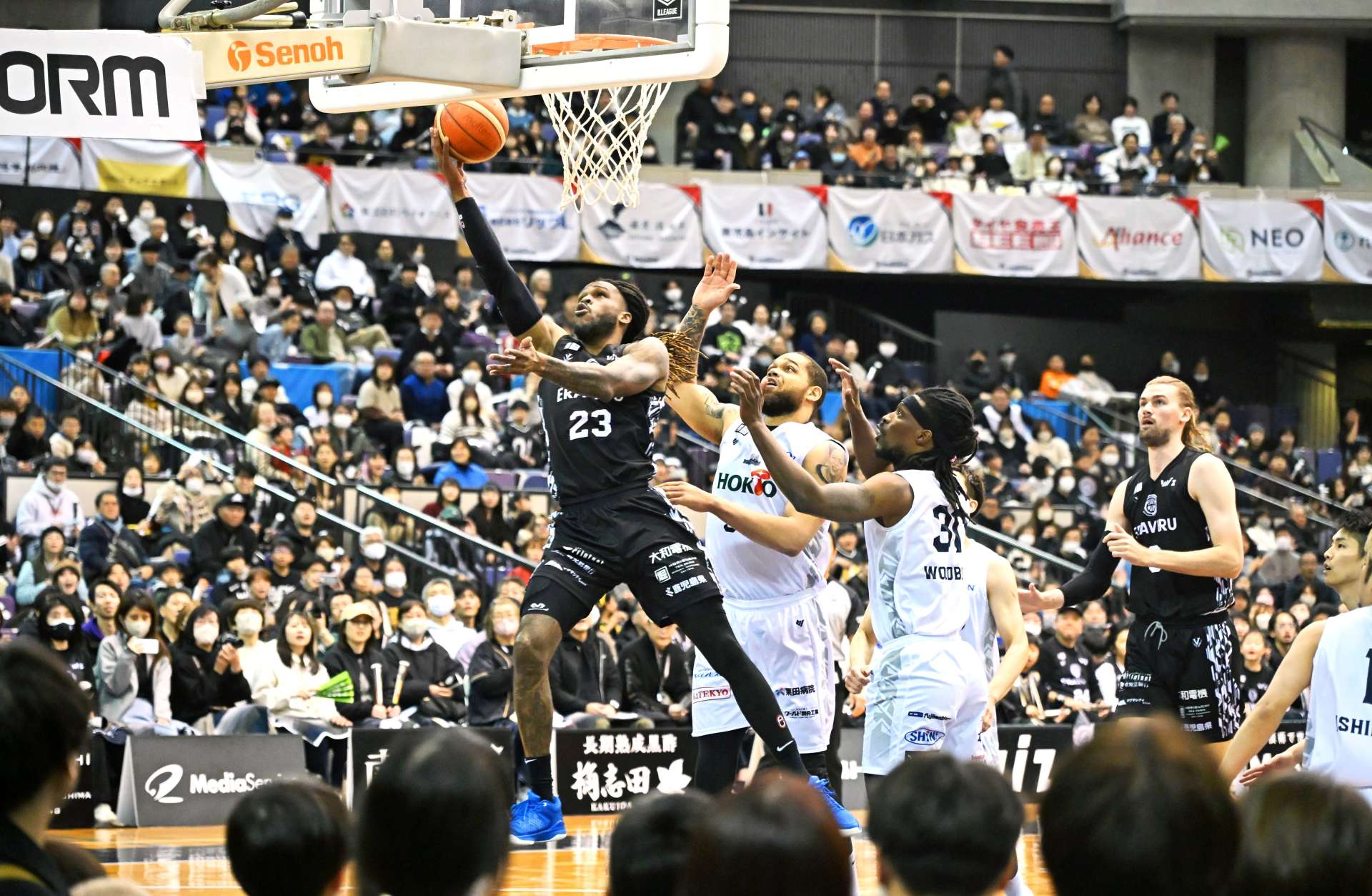第１クオーター、シュートするレブナイズのゲインズ＝鹿児島市の西原商会アリーナ