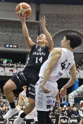 前半、シュートを狙うレブナイズの兒玉＝鹿児島市の西原商会アリーナ