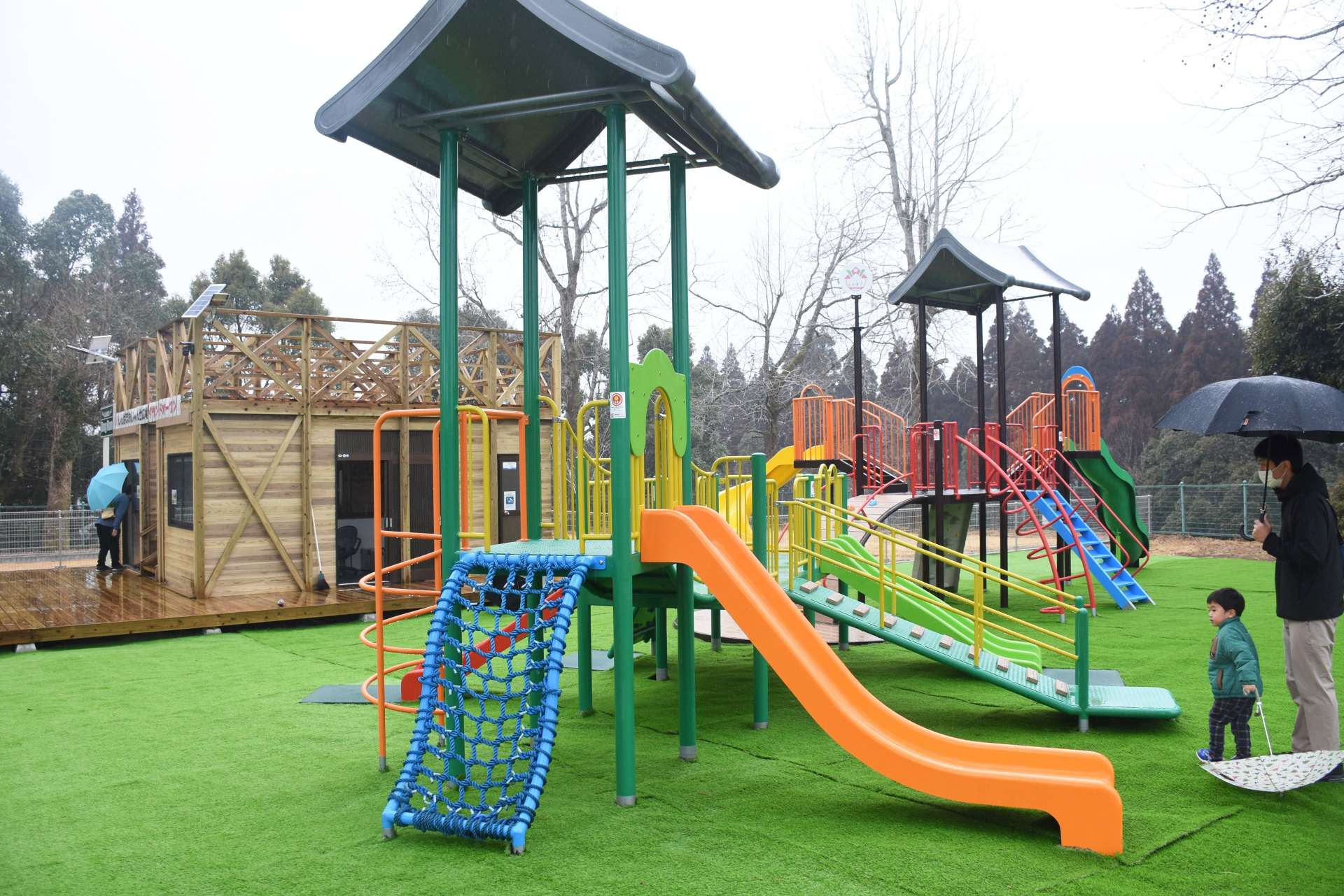 お披露目された幼児・児童用のコンビネーション遊具＝志布志市松山のしんば志おじゃんせ広場