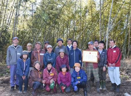 ノウフク・アワード優秀賞を喜ぶ宮園自治公民館とひふみよベースファームメンバーら＝大崎町永吉