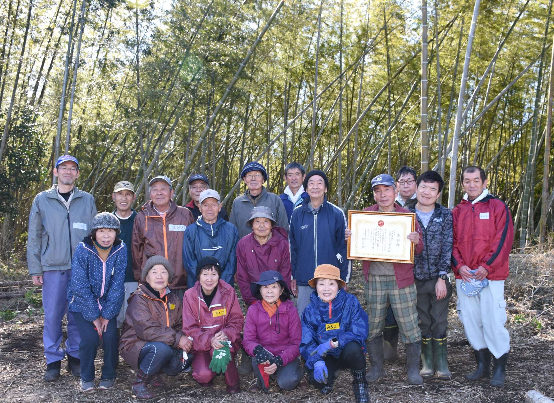 ノウフク・アワード優秀賞を喜ぶ宮園自治公民館とひふみよベースファームメンバーら＝大崎町永吉