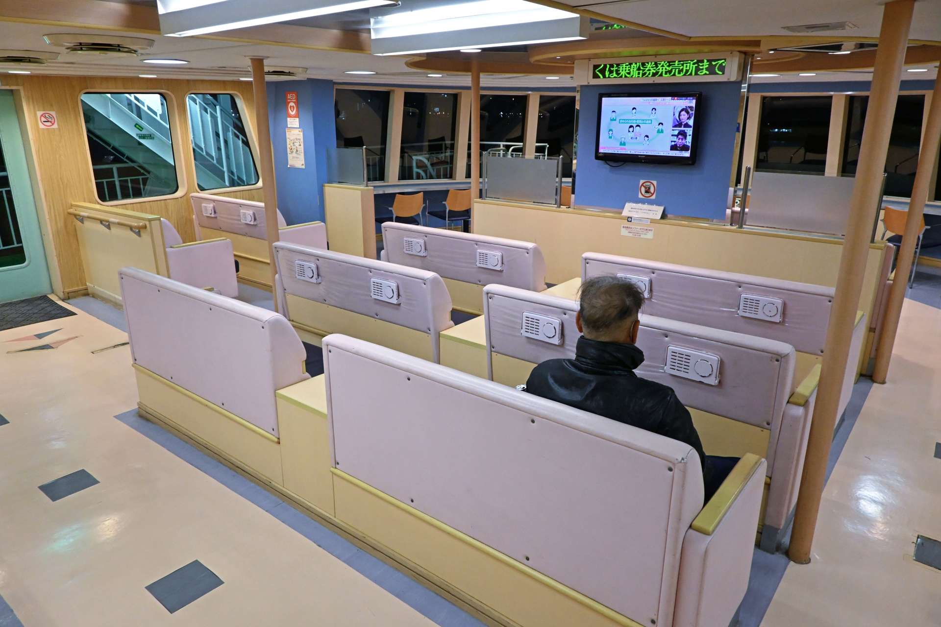 桜島港発の桜島フェリーに乗る男性＝１日午前３時１３分